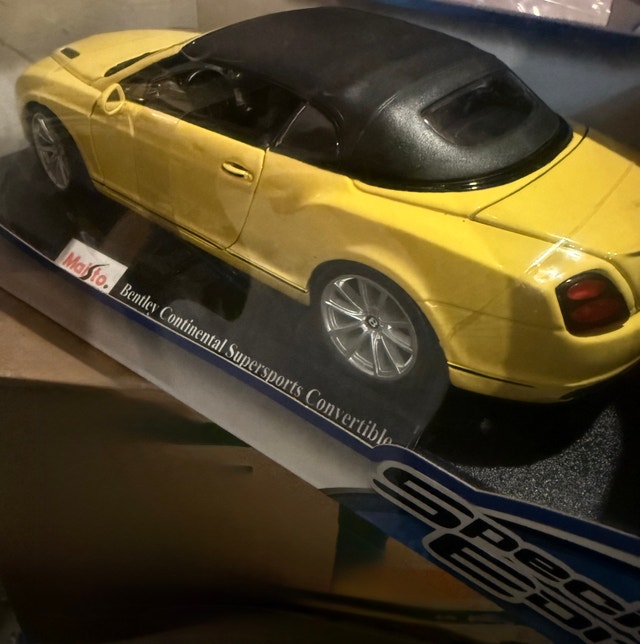 1:18 Scale Yellow Maisto Bentley Continental Supersports Convert - photo 2
