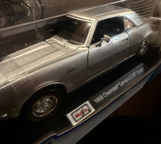 1:18 Scale 1968 Chevy Camaro Z/28 Diecast Model - photo 2