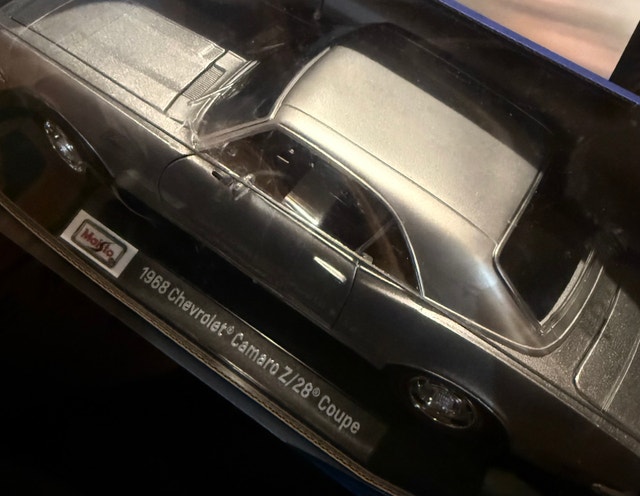 1:18 Scale 1968 Chevy Camaro Z/28 Diecast Model - photo 3