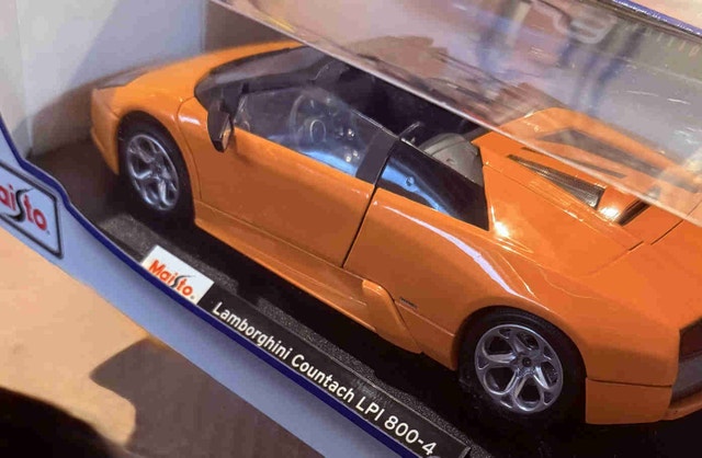 Maisto 1:18 Lamborghini Countach LPI 800-4 Model Car