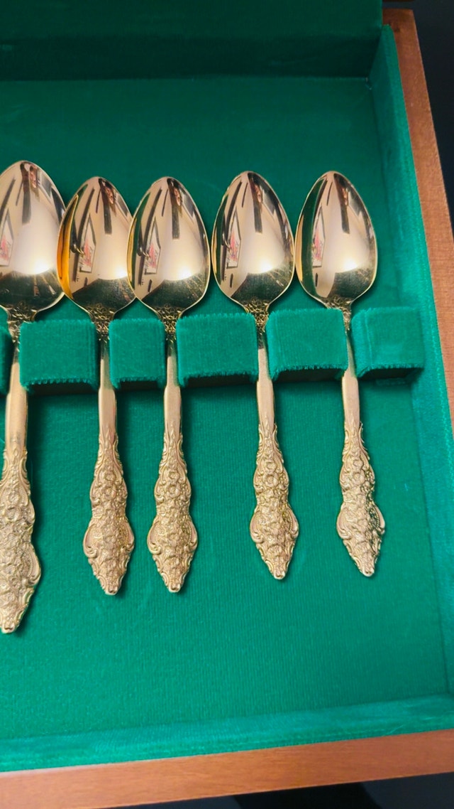 F. B. Rogers & Sons French Rose 20pc Gold Plated Flatware Set - photo 3