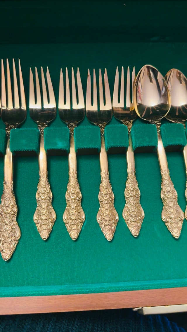 F. B. Rogers & Sons French Rose 20pc Gold Plated Flatware Set - photo 4