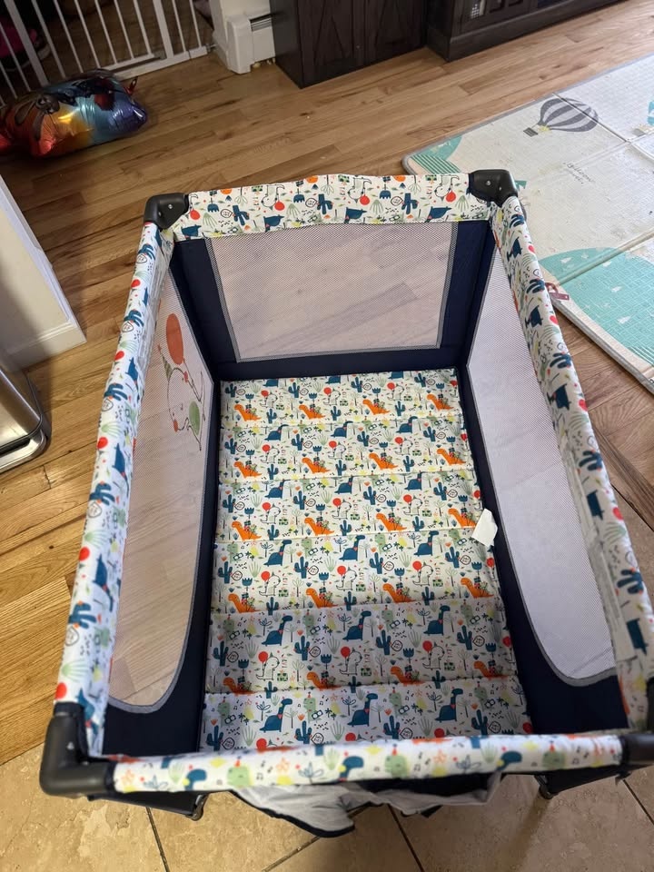 Portable Baby Travel Crib / Playpen with Blackout Cover - photo 2