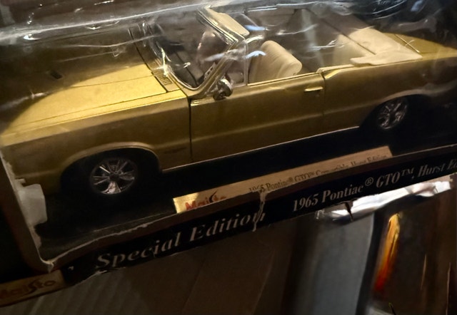Maisto 1965 Pontiac GTO Hurst Edition 1:18 Diecast - photo 2