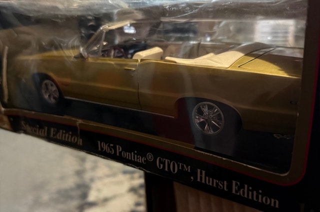 Maisto 1965 Pontiac GTO Hurst Edition 1:18 Diecast - photo 3