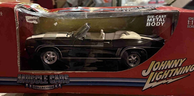 Muscle Cars Johnny Lightning Camaro RS/SS 1:18