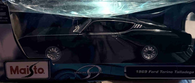 Maisto 1:18 1969 Ford Torino Talladega Diecast Model