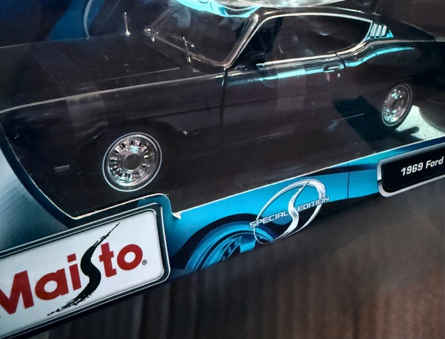 Maisto 1:18 1969 Ford Torino Talladega Diecast Model - photo 2