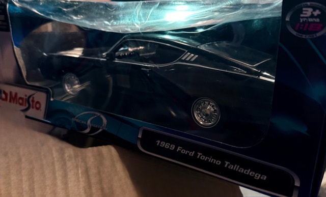 Maisto 1:18 1969 Ford Torino Talladega Diecast Model - photo 3