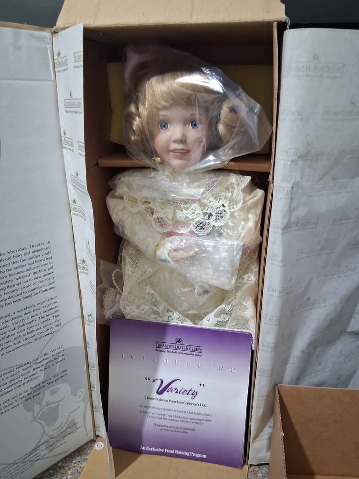 Collectable ASHTON-DRAKE Porcelain Dolls - photo 2