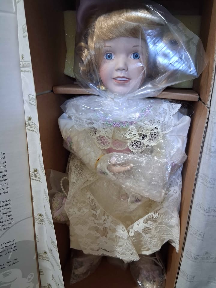 Collectable ASHTON-DRAKE Porcelain Dolls - photo 3