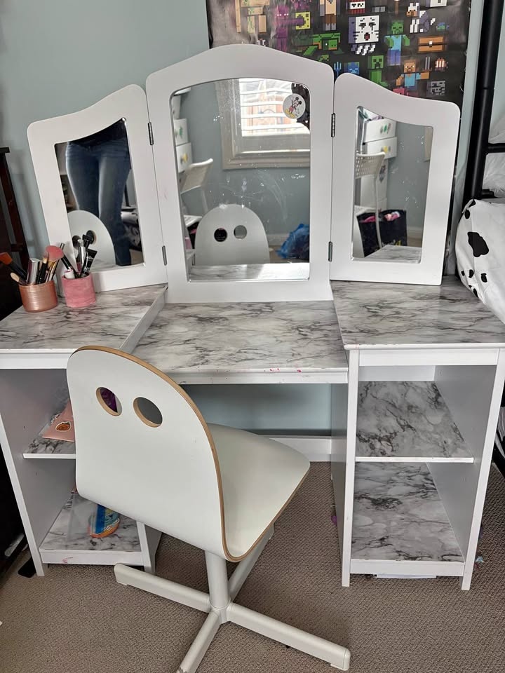 Kidkraft Vanity with mirror and chair