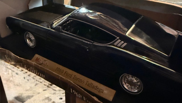 Maisto 1:18 Scale 1969 Ford Torino Talladega - photo 3