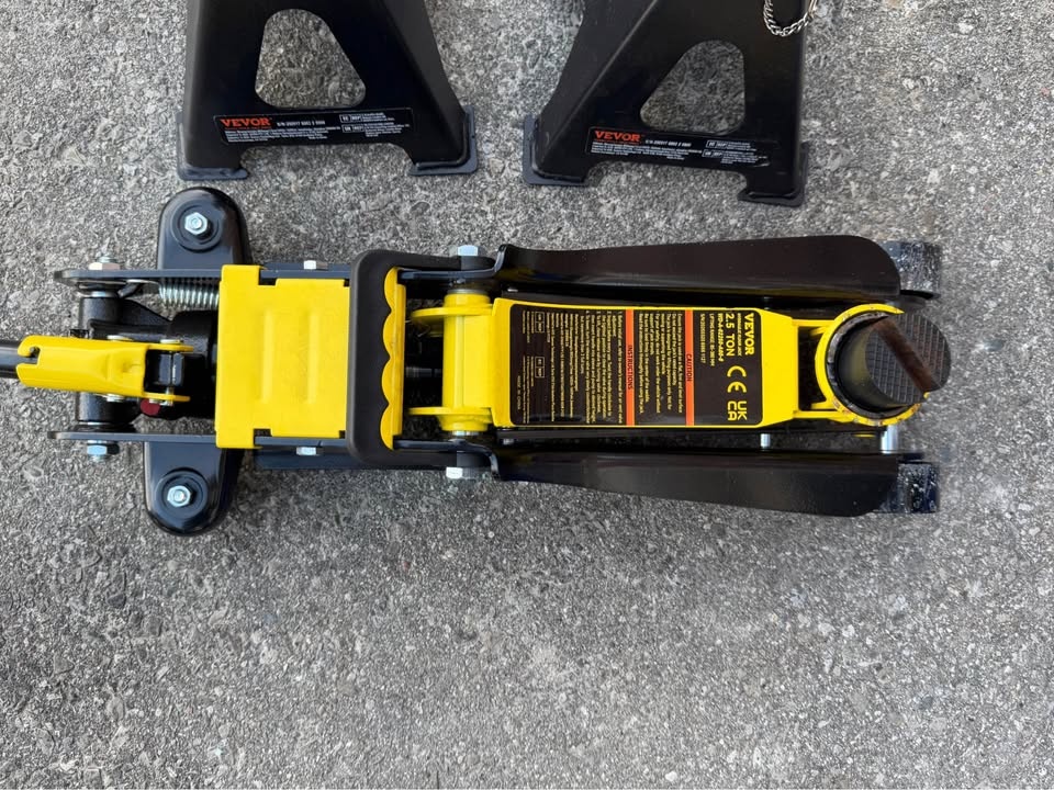 VEVOR 2.5 Ton Floor Jack and Jack Stands - photo 3