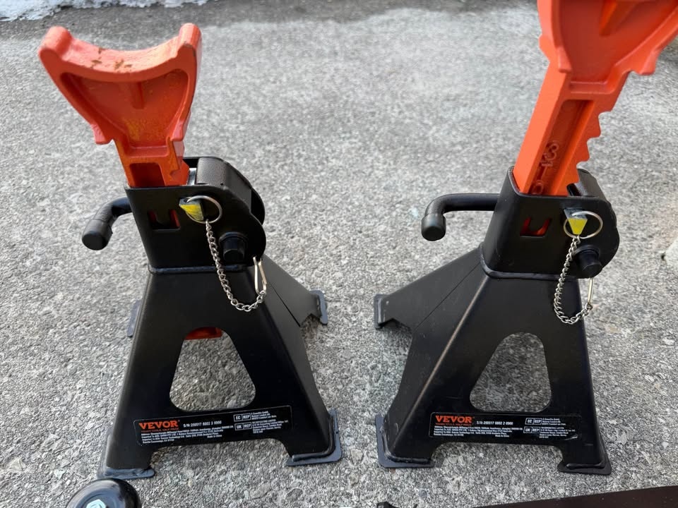 VEVOR 2.5 Ton Floor Jack and Jack Stands - photo 4
