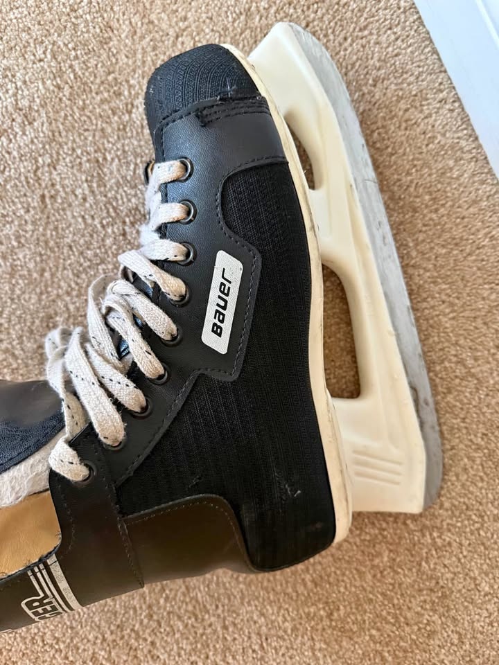 Men skates size 9