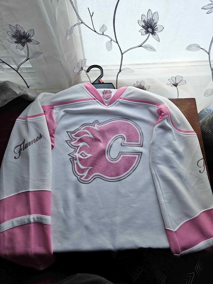 Reebok NHL Calgary Flames Pink Jersey Youth M