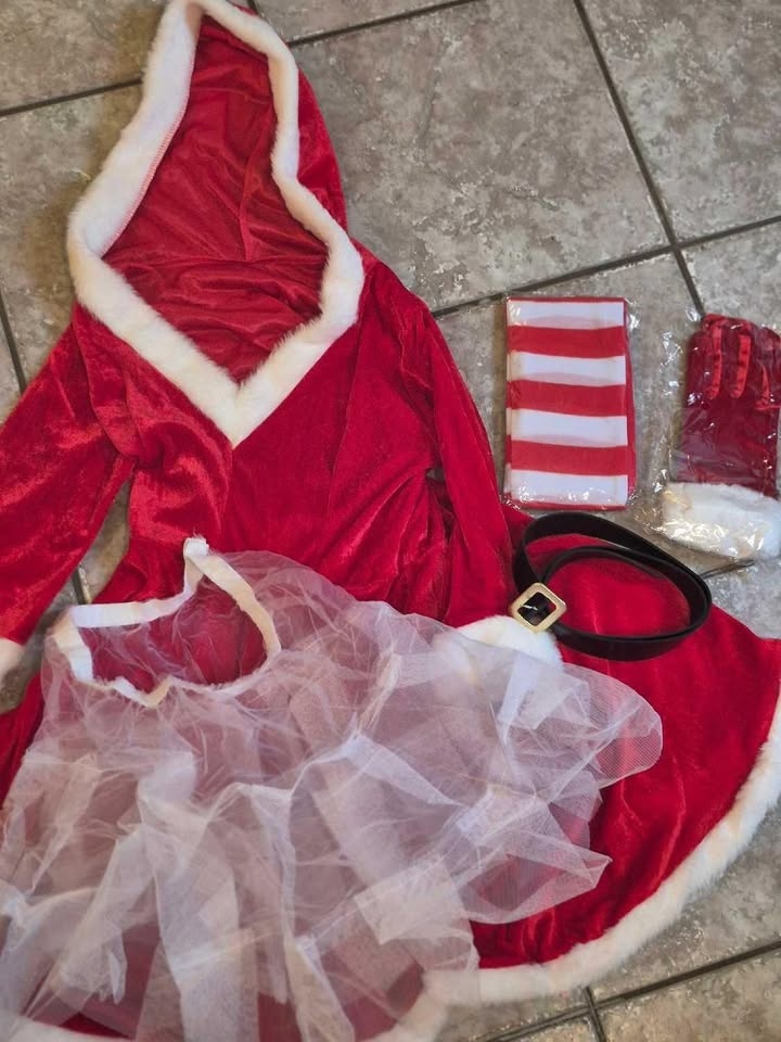 Mrs. Claus Costume - Medium - Brand new - photo 2