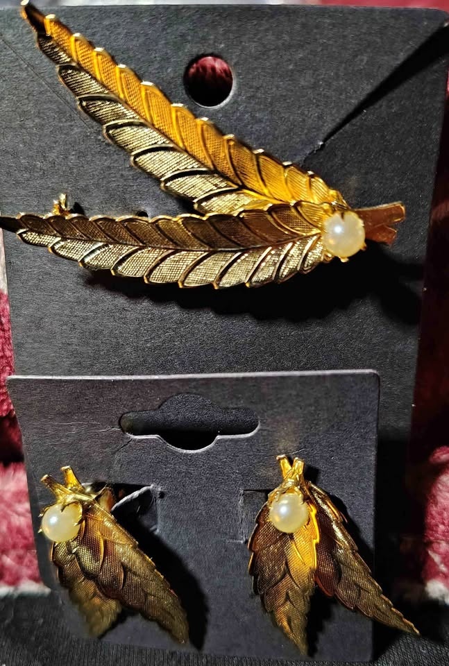 Vintage Gold-Toned Leaf Brooch & Earrings Set