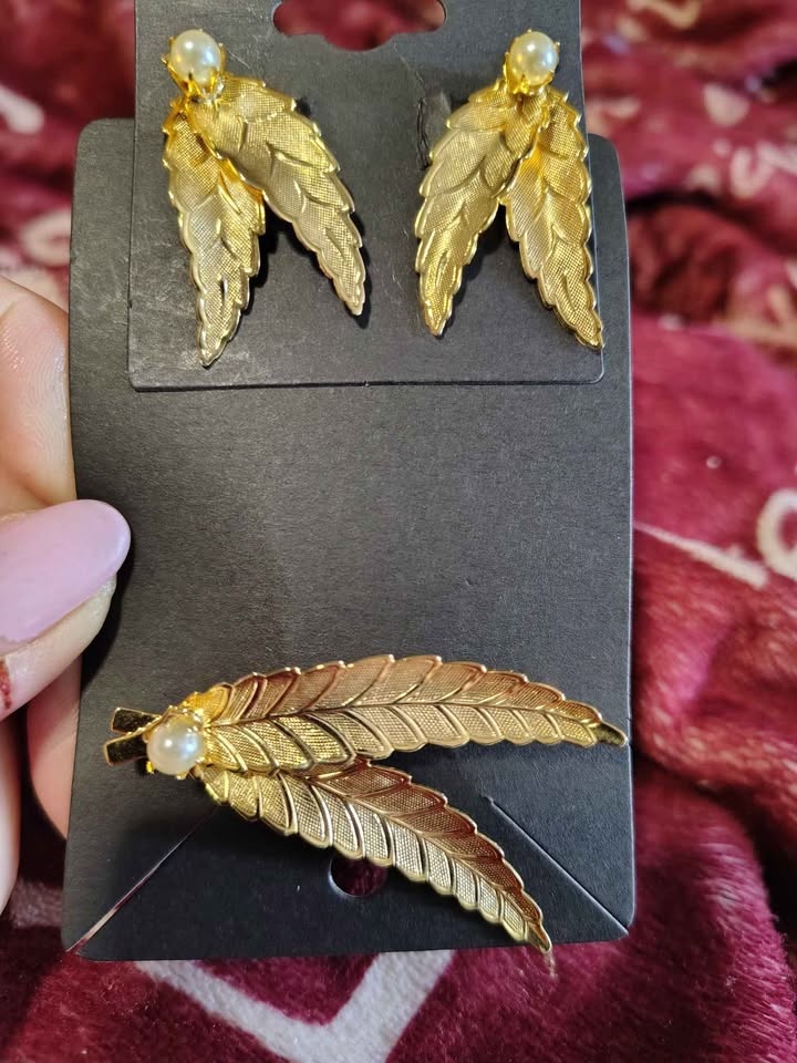 Vintage Gold-Toned Leaf Brooch & Earrings Set - photo 2