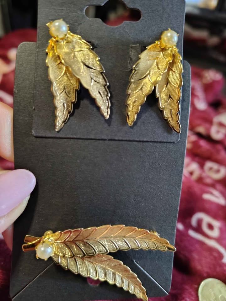 Vintage Gold-Toned Leaf Brooch & Earrings Set - photo 3