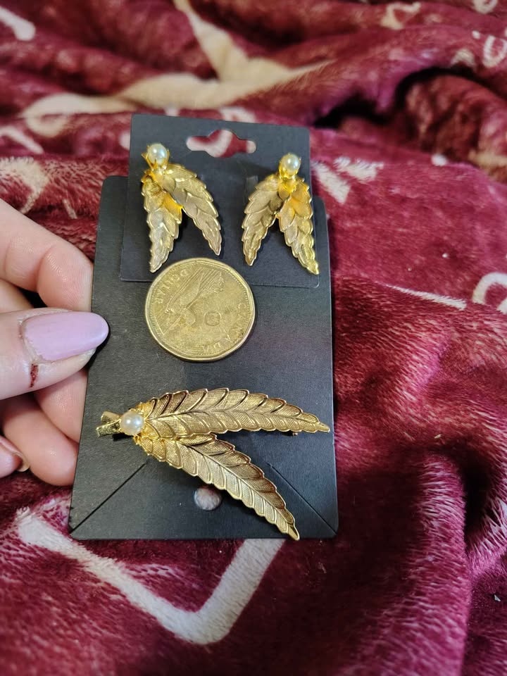 Vintage Gold-Toned Leaf Brooch & Earrings Set - photo 4