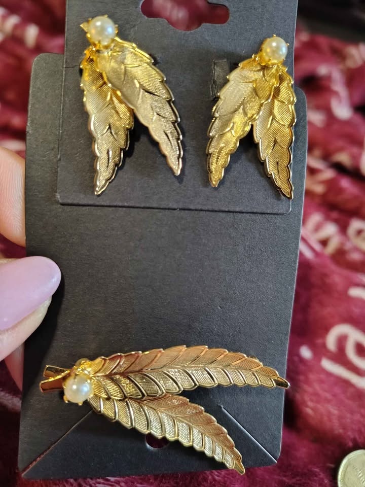 Vintage Gold-Toned Leaf Brooch & Earrings Set - photo 5