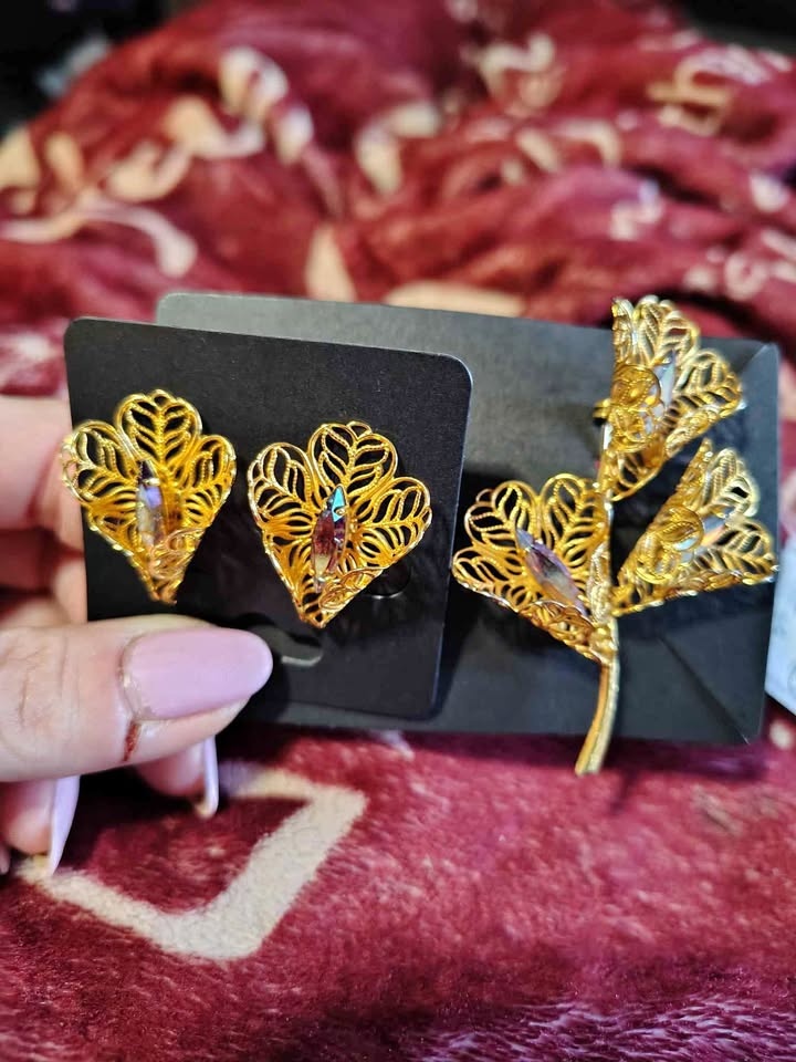 Vintage-style Gold-Tone Filigree Leaf Pieces by Lisner