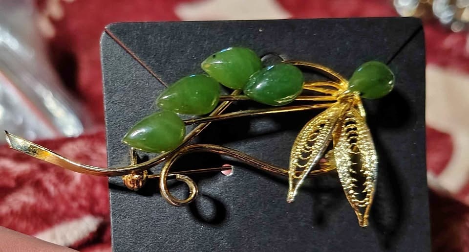 Vintage 1960s Jadeite Brooch