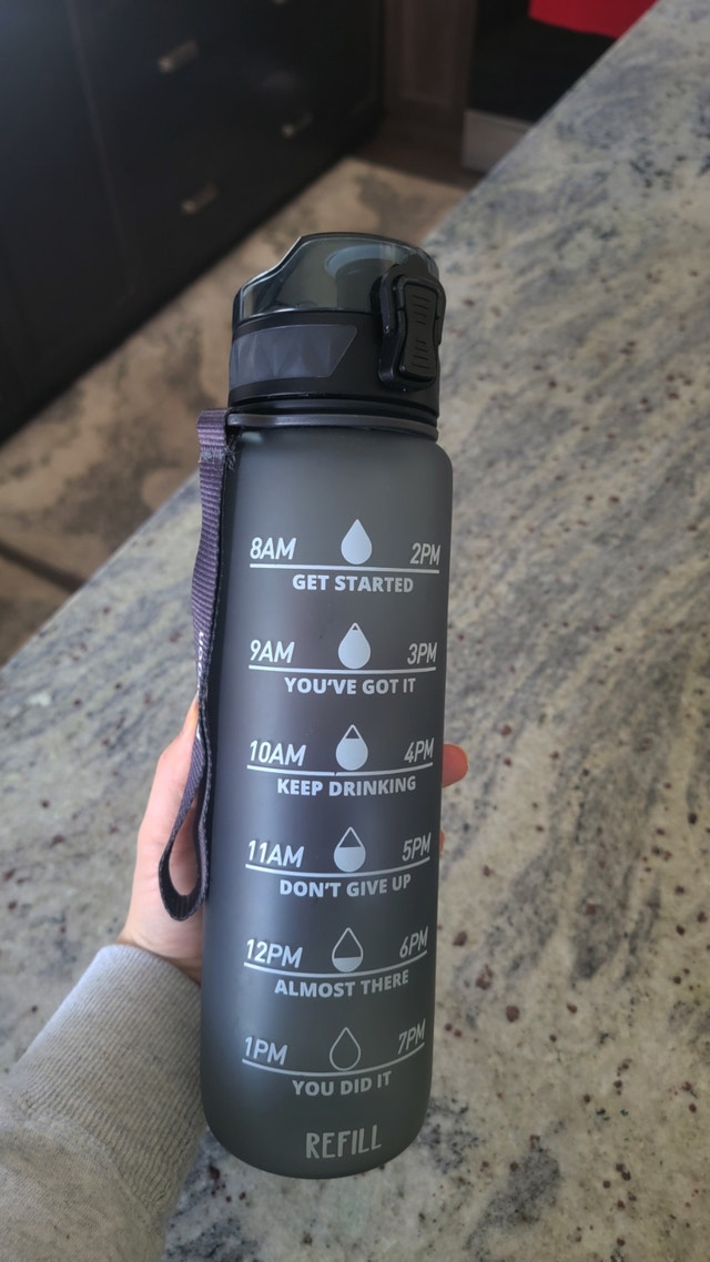 Excellent condition water bottle 32oz with extra leak proof hold