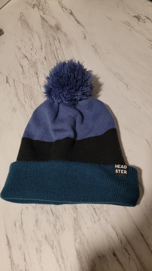 Youth to adult tuque in excellent condition