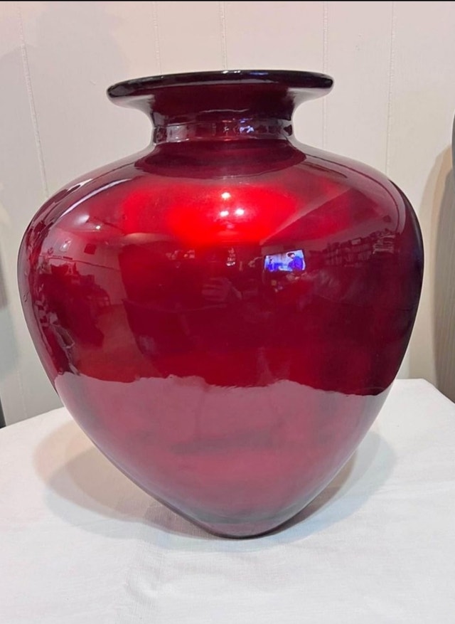 Elegant red vase in excellent condition