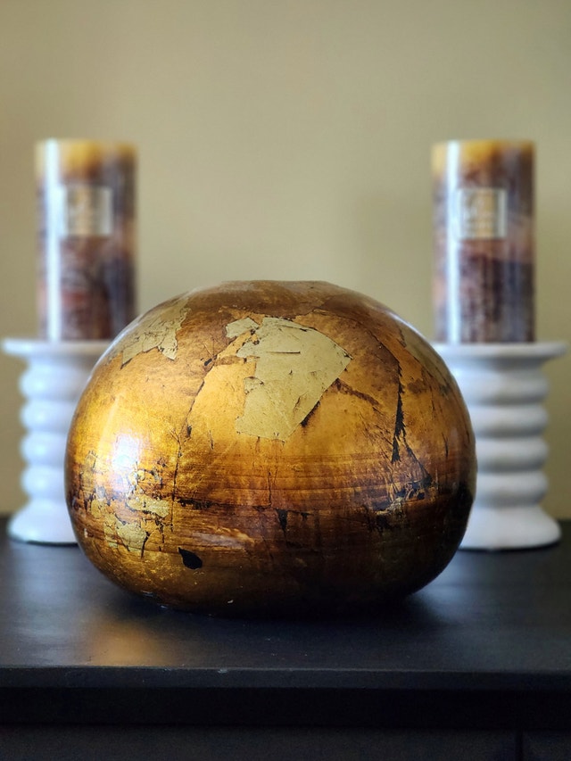 Elegant vase in excellent condition (candles NOT included)
