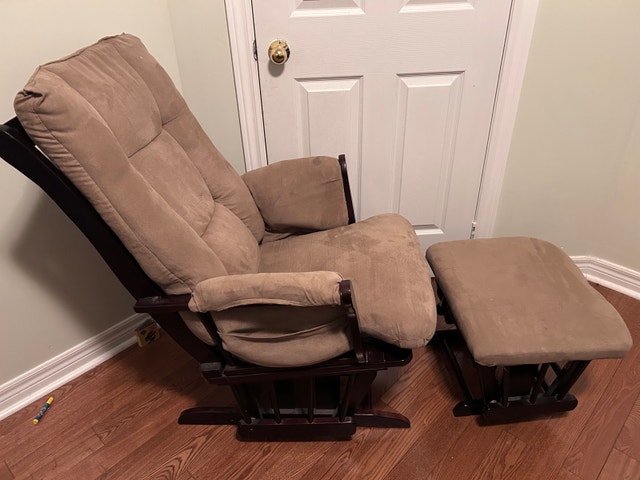 5 Piece Baby Set: Crib, Dresser, Glider Chair - photo 3