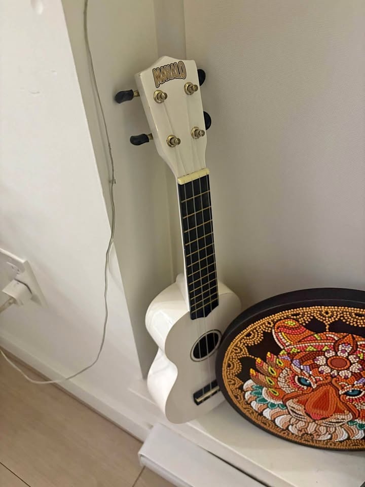 Mahalo White Ukulele