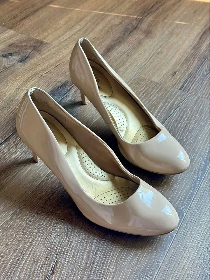 women's beige heels thumbnail