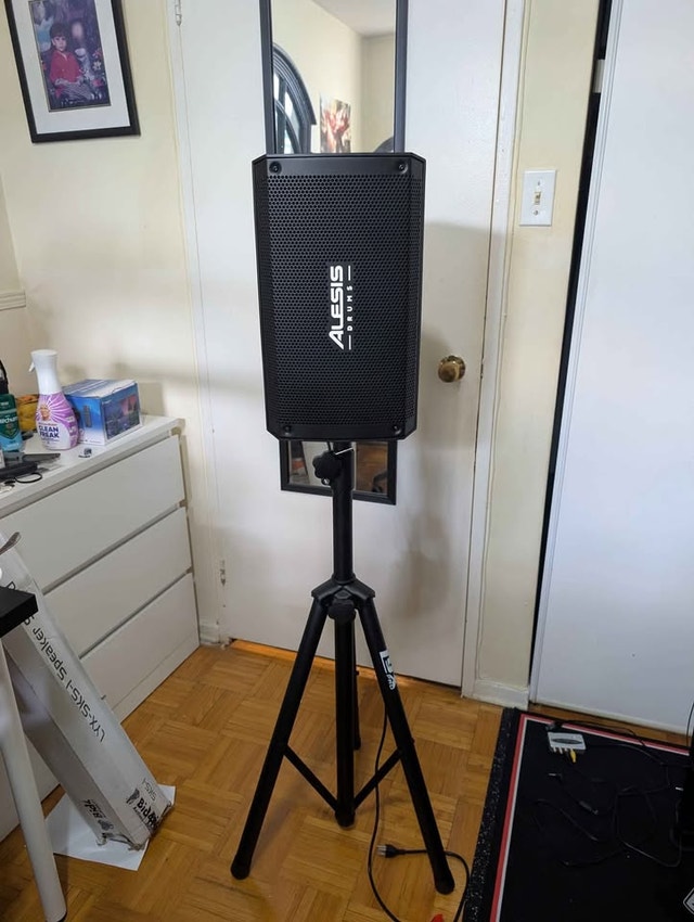 Alesis Strike Amp 8 + Lyx Pro Speaker Stand