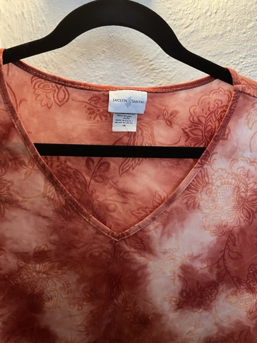 Jaclyn Smith Rust Floral Tie-Dye V-Neck Blouse - photo 3