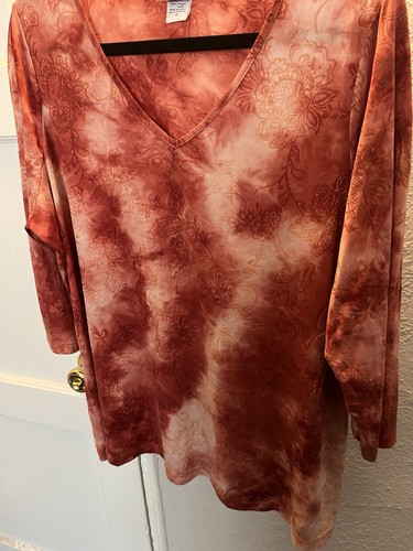 Jaclyn Smith Rust Floral Tie-Dye V-Neck Blouse - photo 4