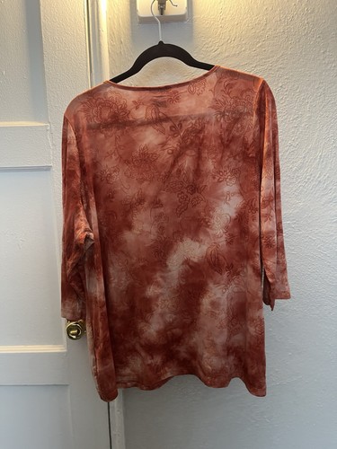 Jaclyn Smith Rust Floral Tie-Dye V-Neck Blouse - photo 5