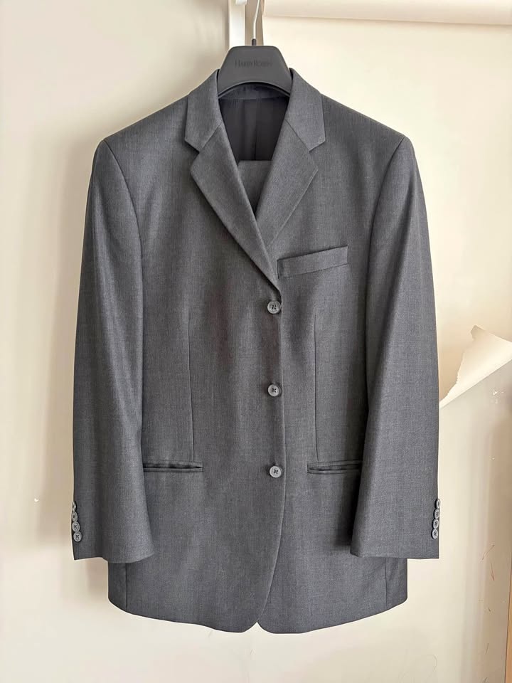 DKNY Men's Suit Jacket 40R plus trouser.