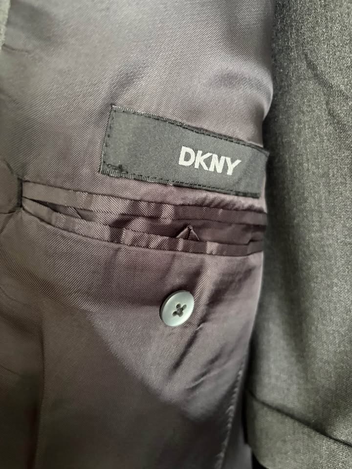 DKNY Men's Suit Jacket 40R plus trouser. - photo 2