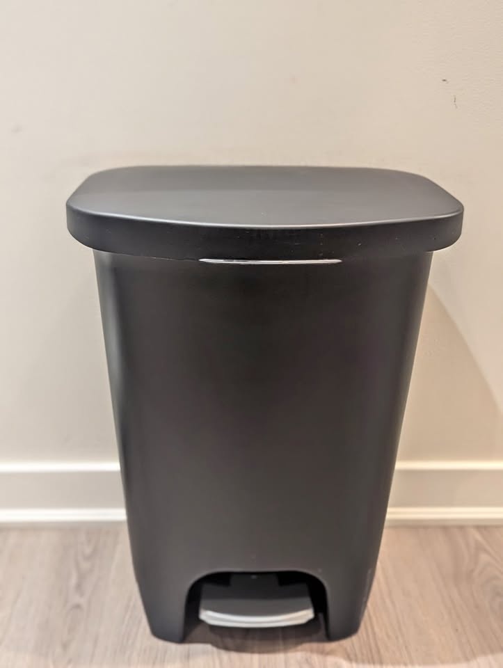 Glad 13 Gallon Trash Can