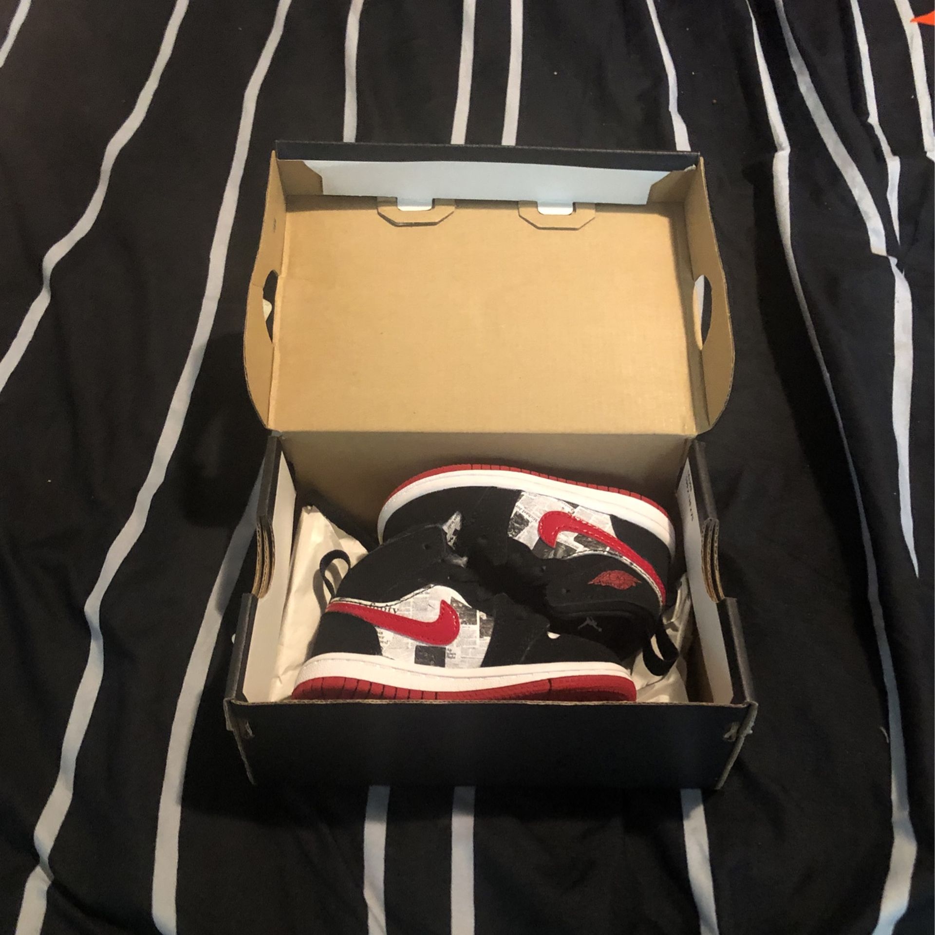 Jordan 1 Mid SE (Size 5c, Black)
