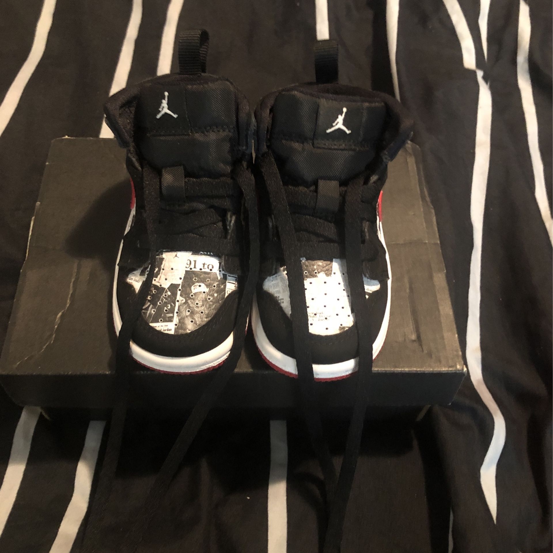 Jordan 1 Mid SE (Size 5c, Black) - photo 2