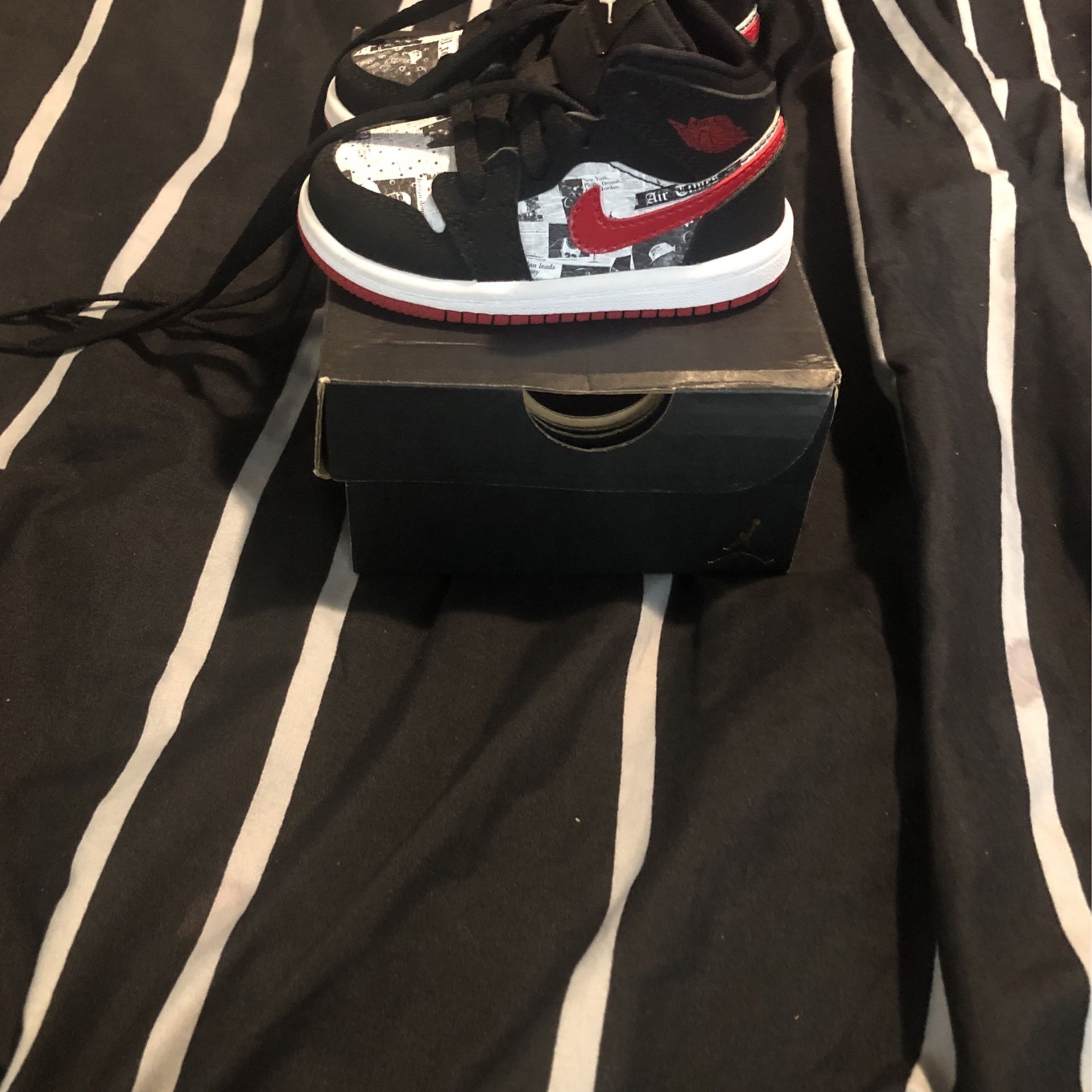 Jordan 1 Mid SE (Size 5c, Black) - photo 3