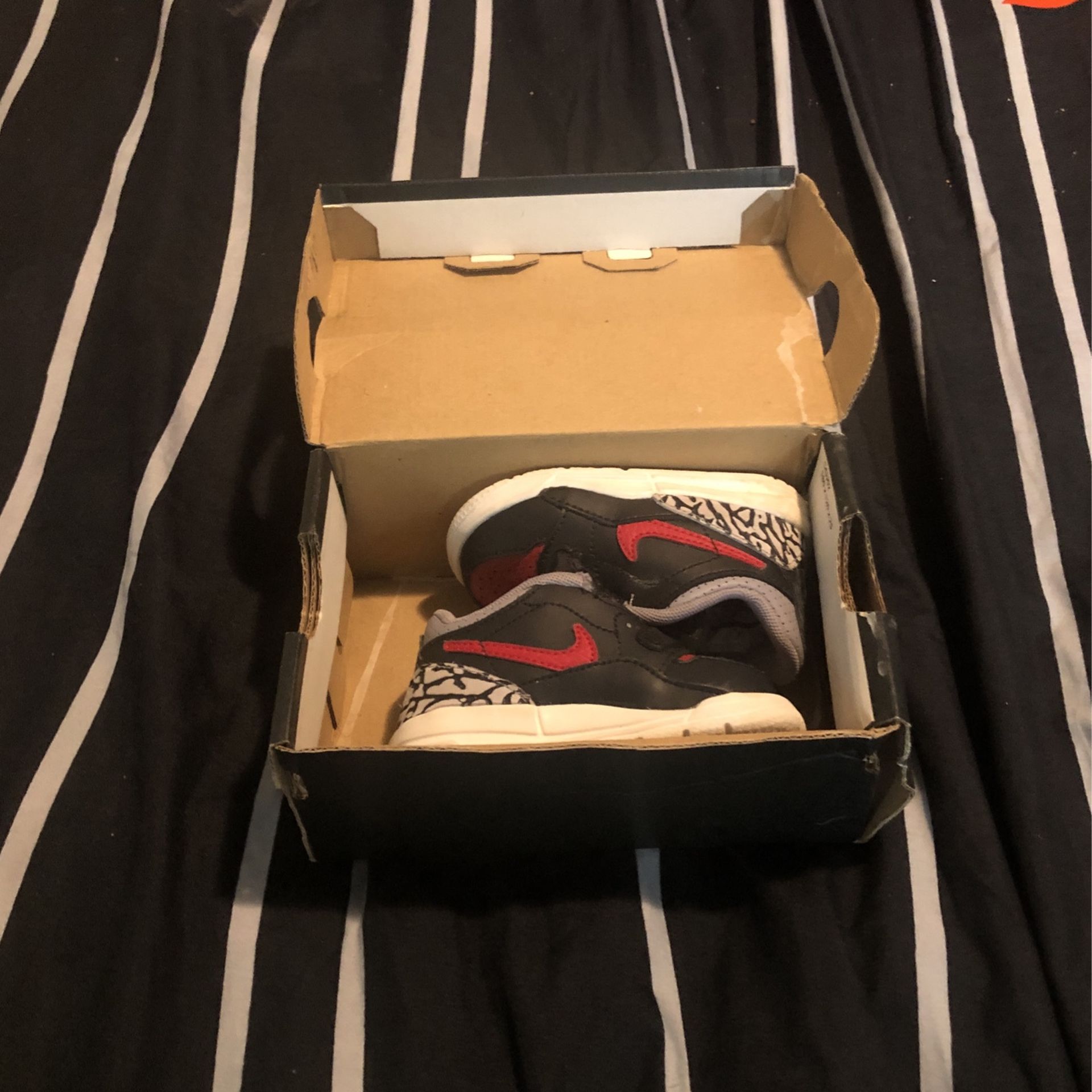 Jordan Legacy 312 Low, Size 4c, Black