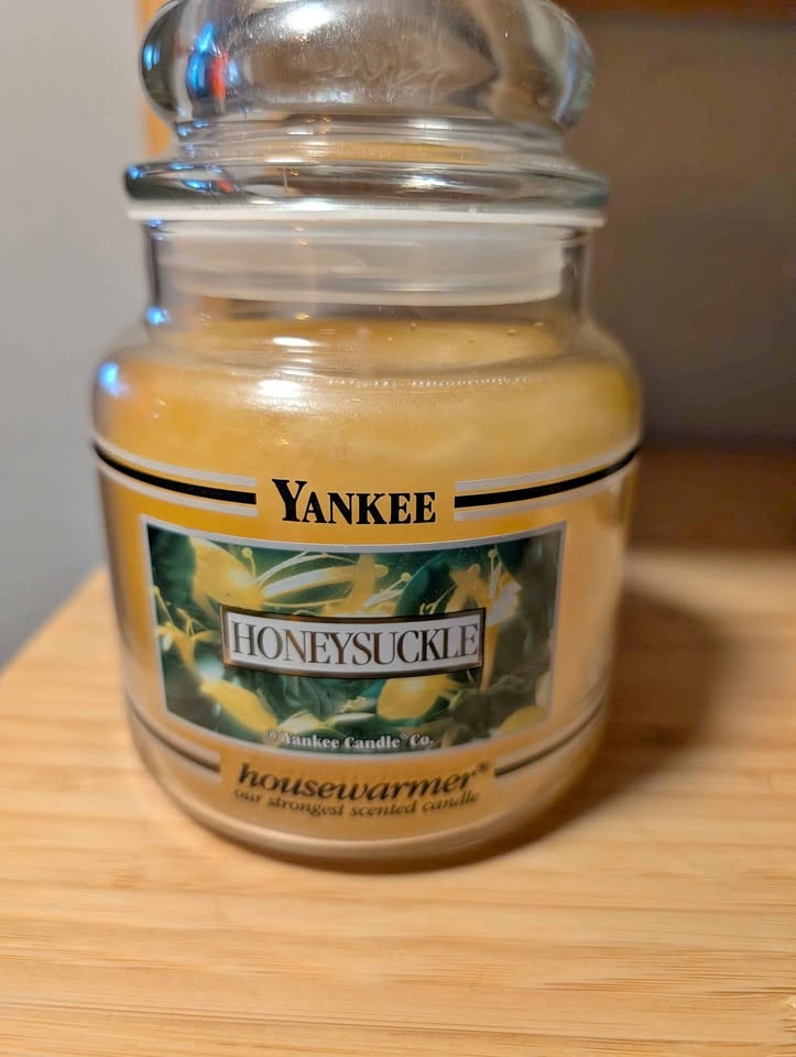 Retired Yankee Candle Housewarmer Honeysuckle 14.5oz