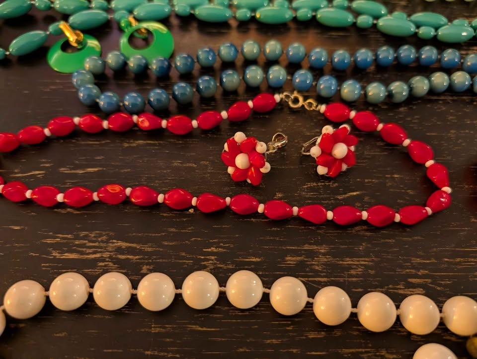 Lot of Colourful Beaded 80's Necklaces and Eartings - photo 2