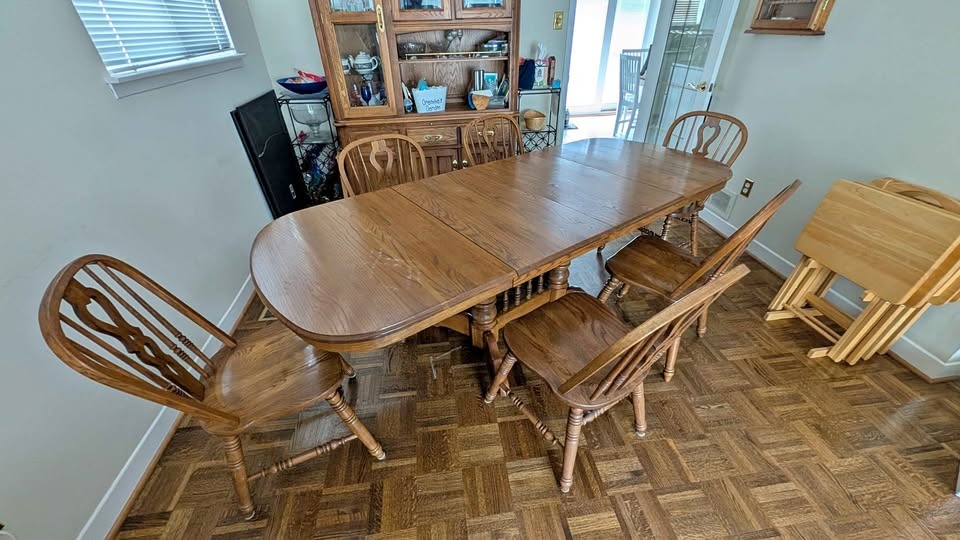 Dining Room Table, Chairs and Hutch